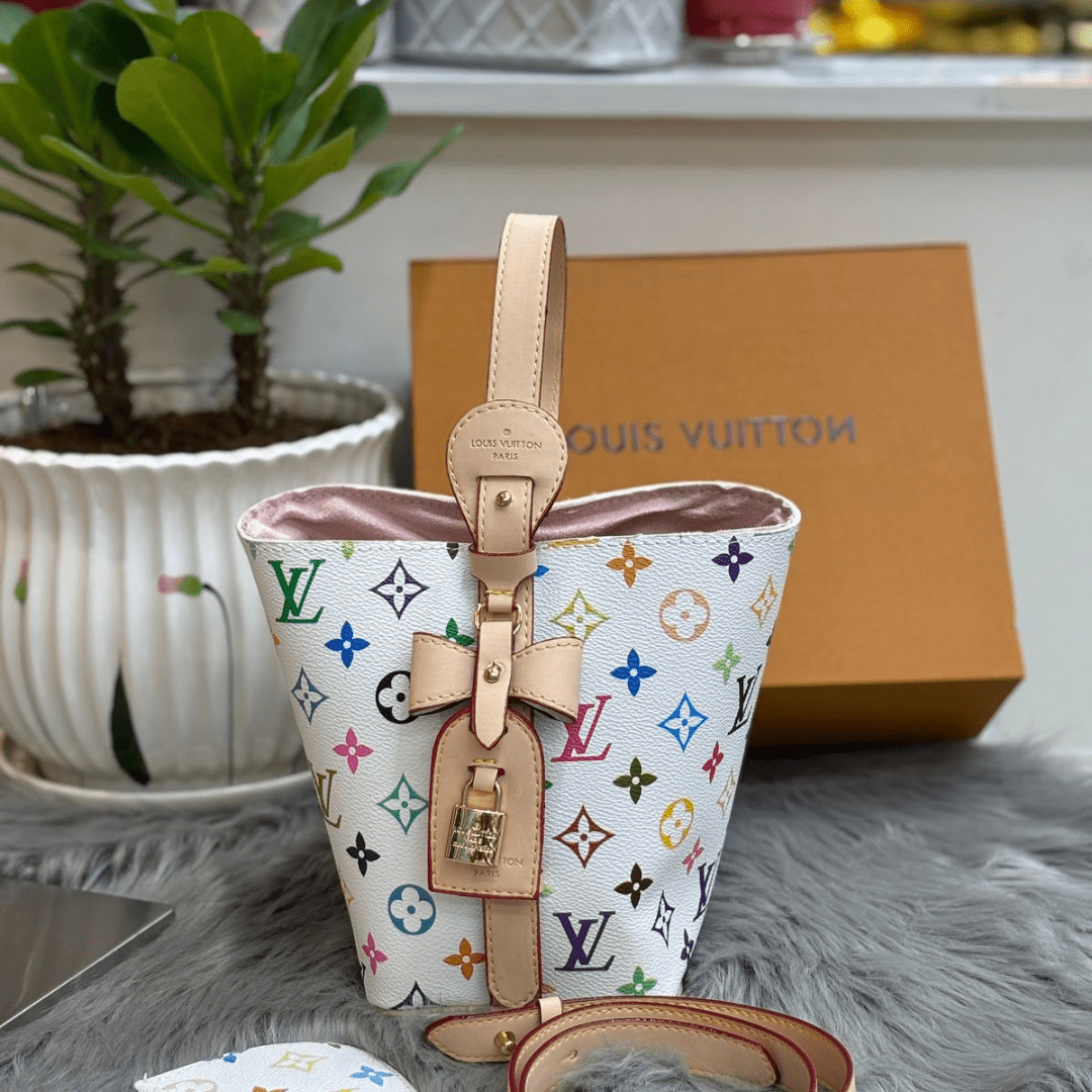 Louis Vuitton Women’s Luxury Monogram Handbag hand bag Annayé - Luxury with a Touch of Emirati Elegance 