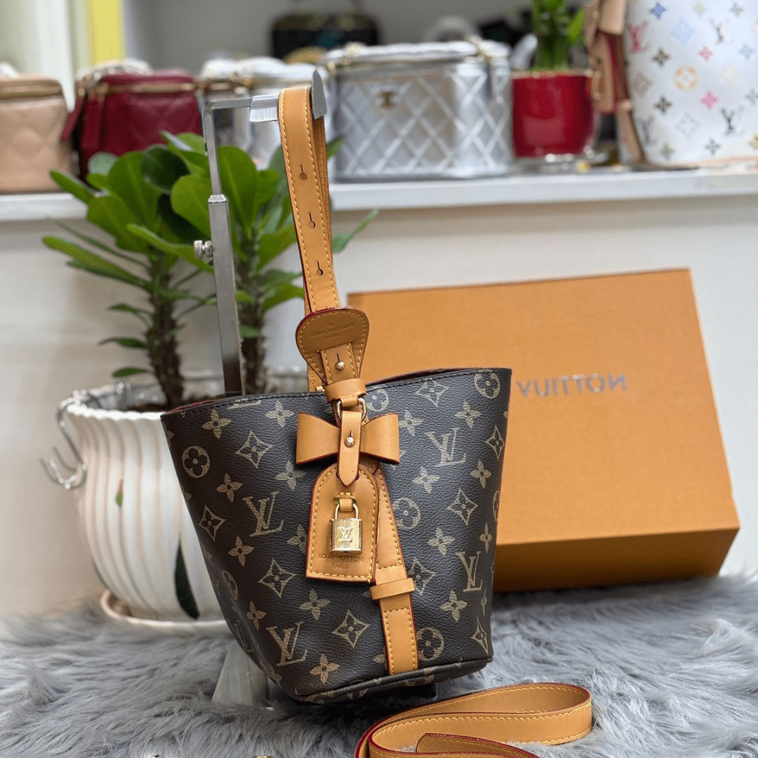 Louis Vuitton Women’s Luxury Monogram Handbag hand bag Annayé - Luxury with a Touch of Emirati Elegance 